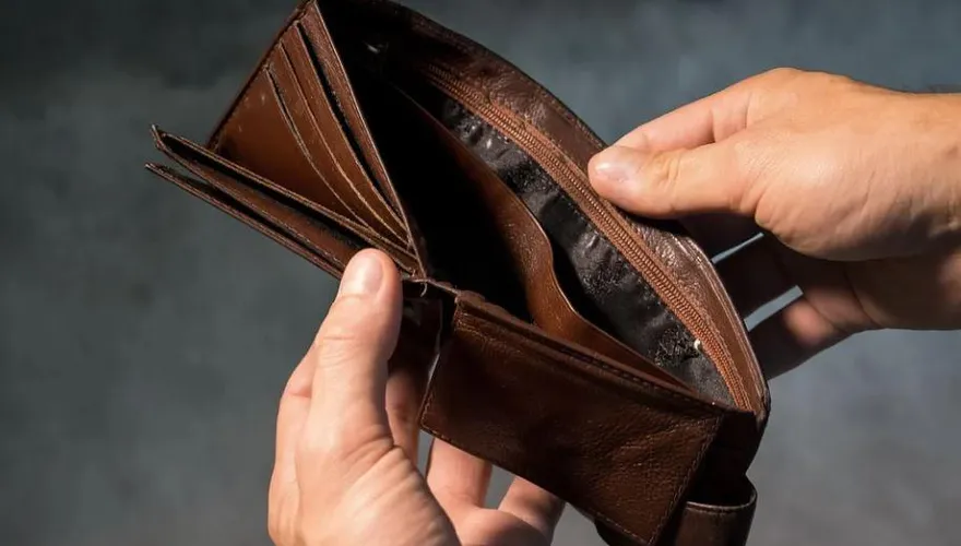 窮到吃土！5壞習慣恐導致「大破財」　命理師驚曝：這款褲子千萬別穿