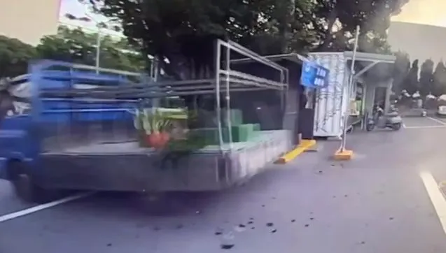 鐵線開腳鐐「撞開柵欄」！逃犯陳坤和偷車脫逃全紀錄