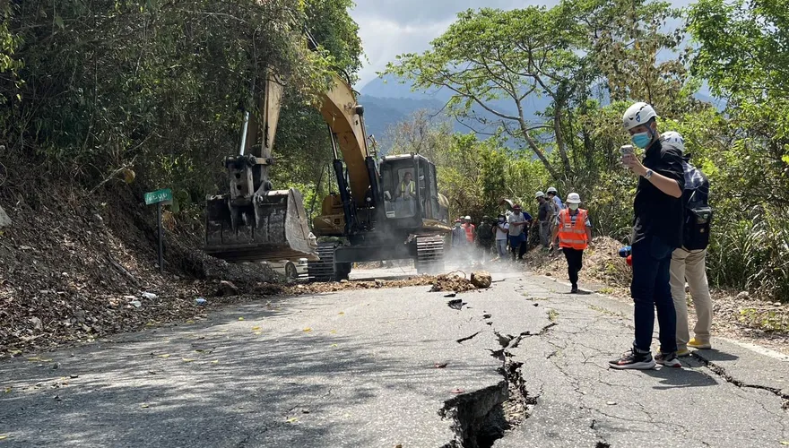 台東6.8強震／直擊！聯外道路完全搶通！六十石山近700受困民眾陸續撤離中