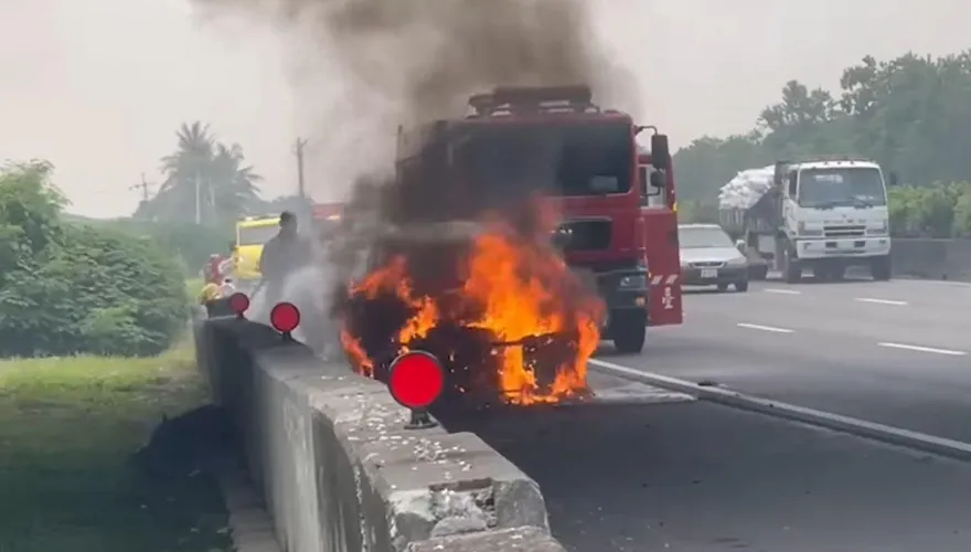 快訊／台南市長參選人競選車「國道狂燒」！4人急逃生　黑煙猛竄畫面曝光