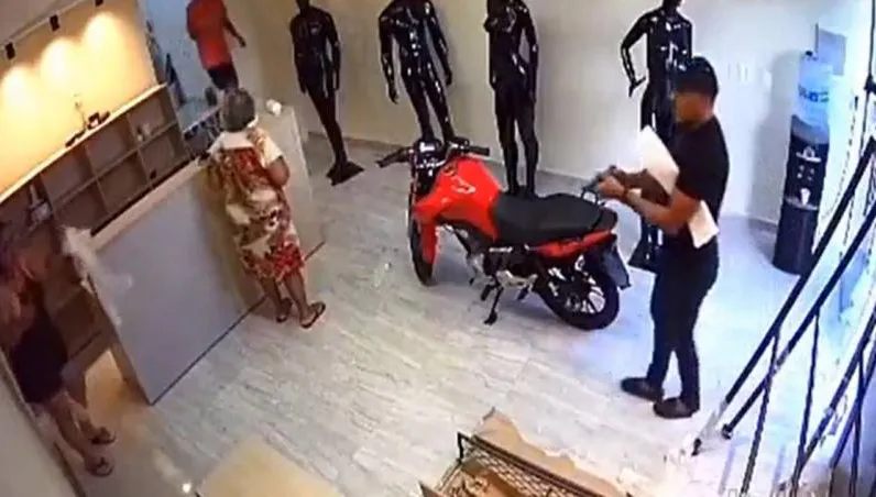 狠男舉槍血洗商店「孕婦也不放過」！女店員無辜慘死…倒地仍遭狂轟釀2屍3命