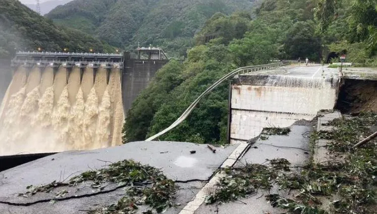 影／廂型車秒被吹翻…南瑪都超兇！豪雨襲日「暴風狂掃釀2死」　已知87傷1失蹤