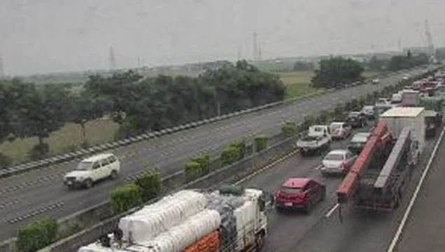 快訊／貨車撞護欄「散落物噴對向車道」！國1民雄追撞車禍　時速僅17km回堵紫爆