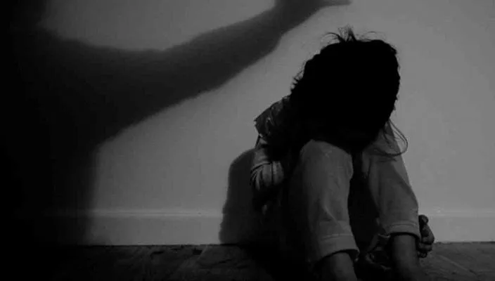 睡一半褲子遭扯！他揪人闖女宿狂摸　嫩妹崩潰尖叫…床底再爬出2人