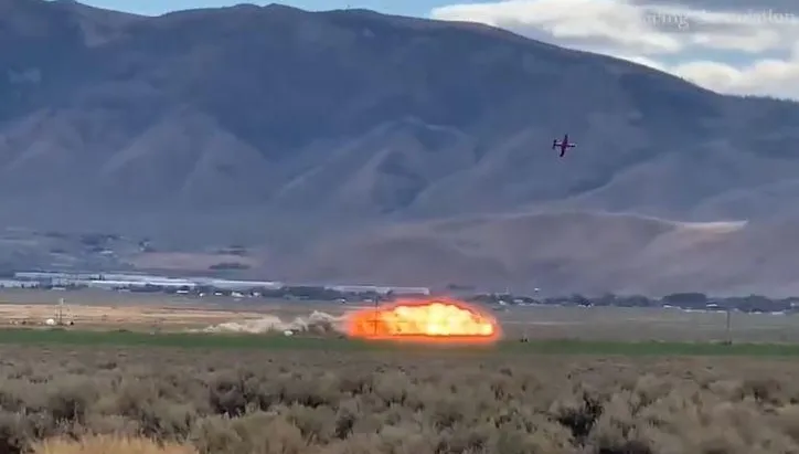 影／「噴射機淪火球」失控瞬間！飛航冠軍賽墜機　千人目睹「駕駛遭火吻慘死」
