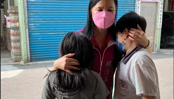 單親爸罹癌過世！孤苦無依小兄妹遭生母丟包 　半個月沒洗澡鄰居不勝唏噓
