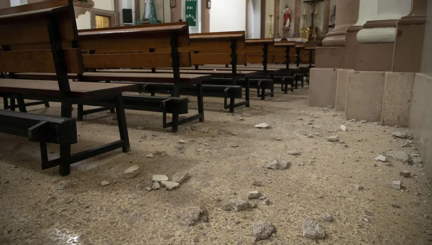 墨西哥7.6強震釀2死！「數百餘震」晃垮3000棟建築　他血拚一半…突遭巨磚K頭慘亡