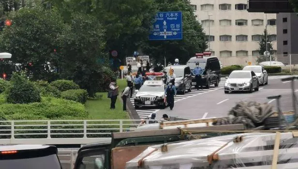 身上點火「秒淪火球」昏迷！疑反對安倍國葬…日男衝首相官邸自燒→無意識送醫