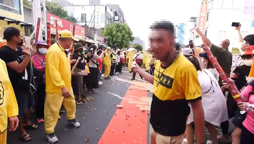「粉紅超跑」台東首次遶境！　「廖老大」制服男囂張放話媽祖走紅毯 慘遭打臉