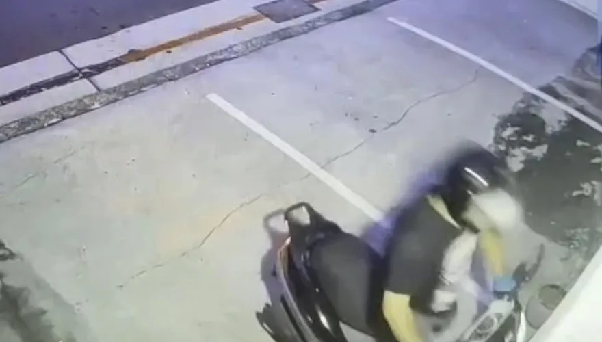 犯後變裝！北市慣竊半小時連偷6店家　騎贓車衝撞破門搜刮得手5萬元