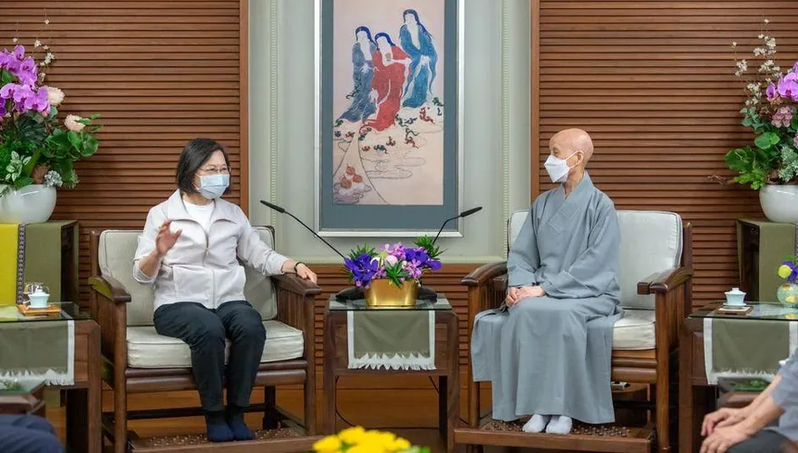 狠打臉周玉蔻！蔡英文拜會證嚴法師尊稱「上人」：感恩慈濟投入地震的救災
