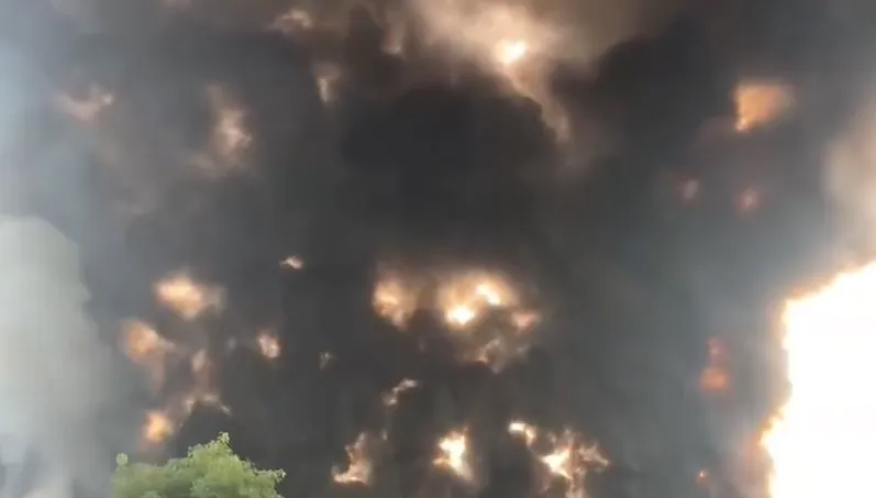 影／整條路都在燒！安徽一大橋上油罐車遭撞起火 火花如瀑布路人驚逃