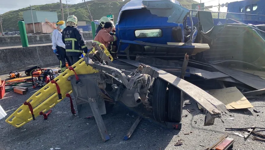 快訊／台61線5車連環車禍　貨車追撞貨車、遊覽車多人受困