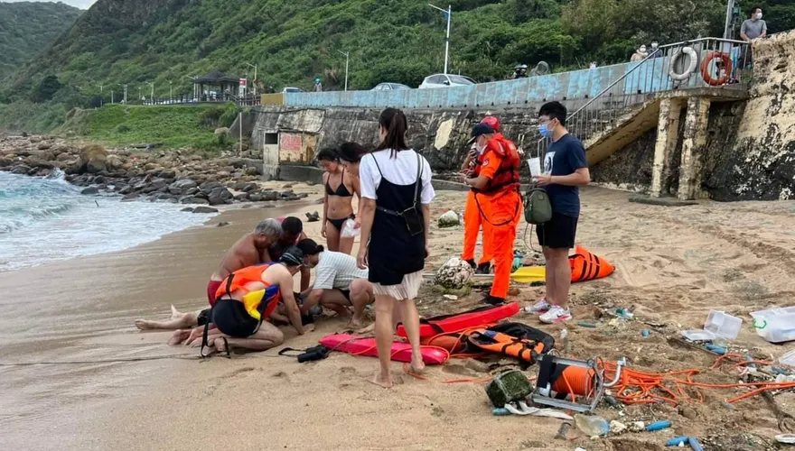 快訊／基隆大武崙驚傳「溺水意外」！父子沙灘戲水「被巨浪捲走」　56歲男急救不治