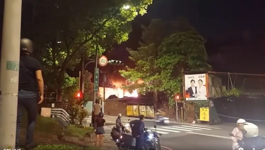 快訊／台北內湖區鐵皮屋竄惡火 警消馳援搶救