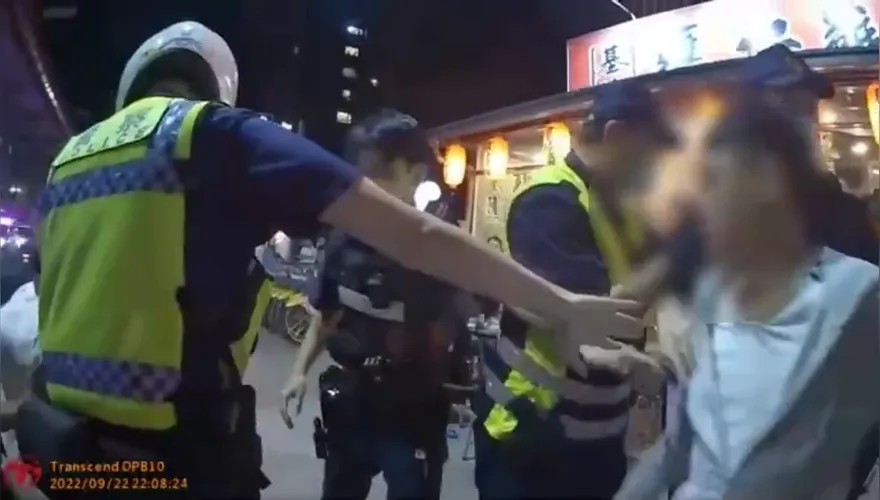 慶生會改警局續攤！屁孩串燒店持刀鬧事還嗆警　最後變「2+9」全被逮
