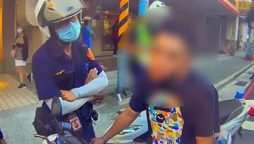 真朋友！男子無照駕駛+未戴安全帽+三字經譙警遭壓制　友人幫警蒐證還下這註解