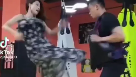 有這種女友你要幾點回家？正妹用力「哼哈」影片一出眾人驚呼　奪命剪刀腳侍候