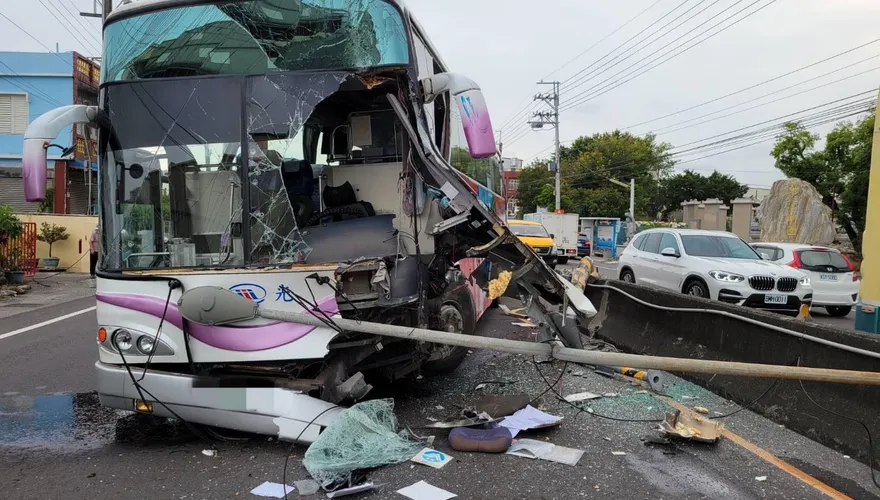 閃狗不及自撞！屏東國光客運猛撞分隔島護欄　車頭全毀2人受傷