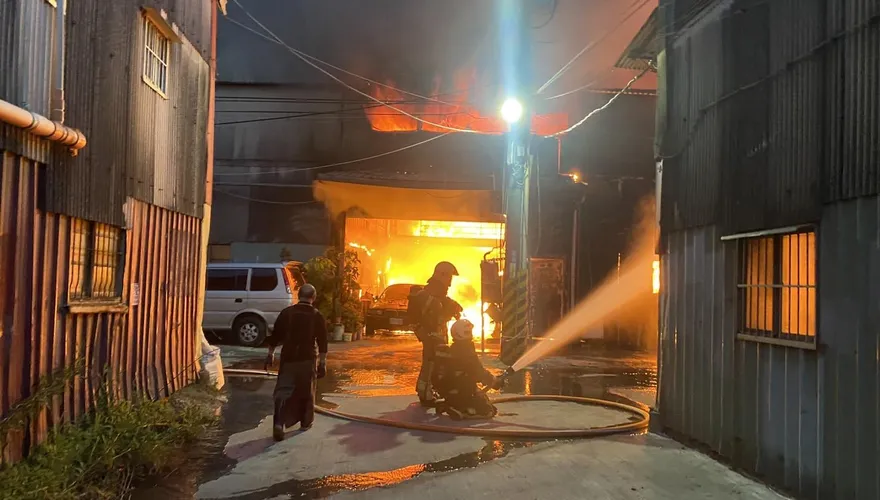 快訊／蘆洲工廠大火！3間鐵皮屋狂燒　242坪全淪火場…現場畫面曝光