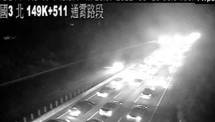國道3號「砂石車翻覆」！1人受傷「地上都是散落物」　全線封閉回堵3km