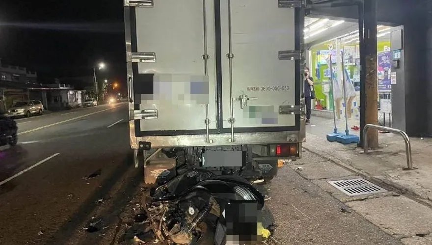 高速直插車尾「機車秒成廢鐵」！萬里台2線恐怖自撞事故…他慘成夾心斷腿急送醫