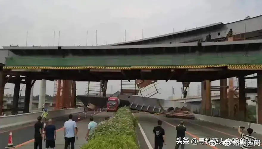開到一半「車被壓爛」！廣東高架橋「鋼梁詭墜落」　他經過遭重砸…驚悚畫面曝光