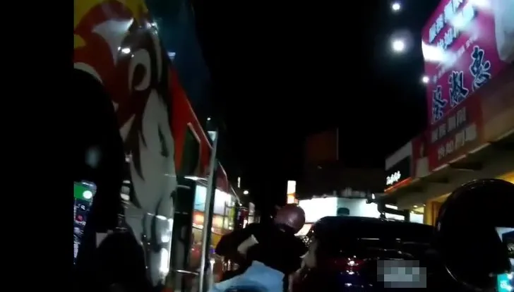 誰的錯？遊覽車並排開後門　騎士慘遭側擊險摔車