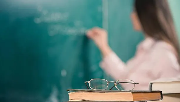 老師邊上課邊激戰！瘋狂嬌喘「越喊越嗨」　學生聽「肉彈碰碰」羞爆