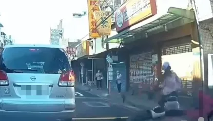 三寶上路了！大媽「螃蟹騎車法」連A兩車　遭對向女騎士擊落慘跌跤