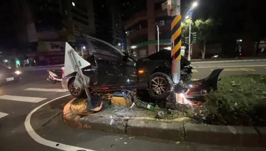 19歲男開BMW急轉彎…下秒「衝撞分隔島」！慘「插進路桿」車頭全毀