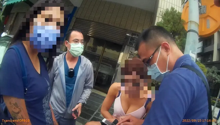 爆乳短裙妹進摩鐵「訪客」　40分鐘爽賺6200元…才剛上車就被逮