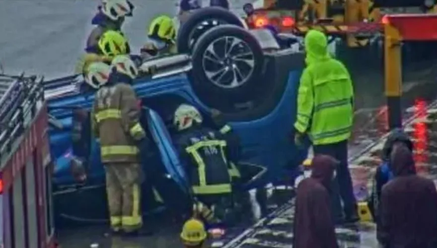 快訊／雨天詭異失控…下秒翻覆橫躺路中央！國3恐怖車禍　2人慘困休旅車