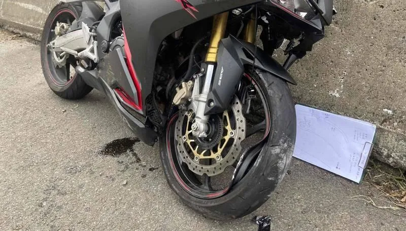 快訊／苗栗台3線死亡車禍！22歲男騎士「過彎打滑」　失控撞護欄…倒地重傷不治