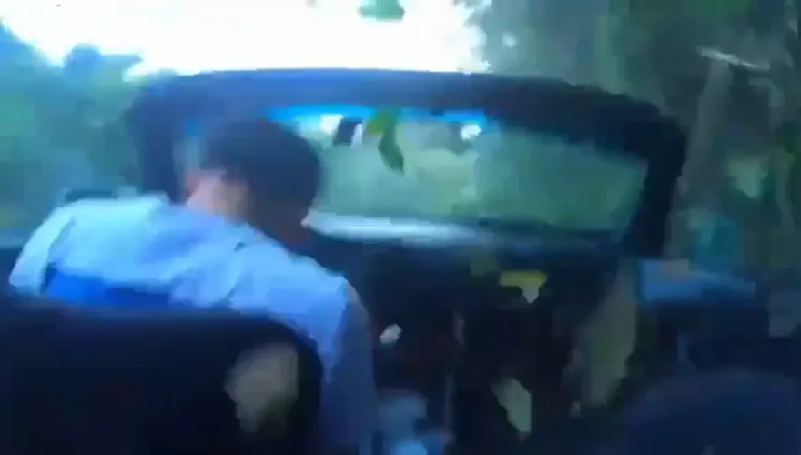 命大！ 敞篷車失控撞山「翻一圈」　三寶駕駛未繫安全帶竟沒事