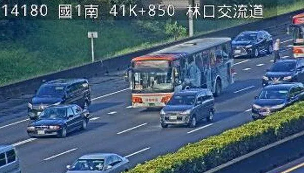 快訊／通勤族注意！國1林口路段「公車追撞轎車」　後方回堵1公里