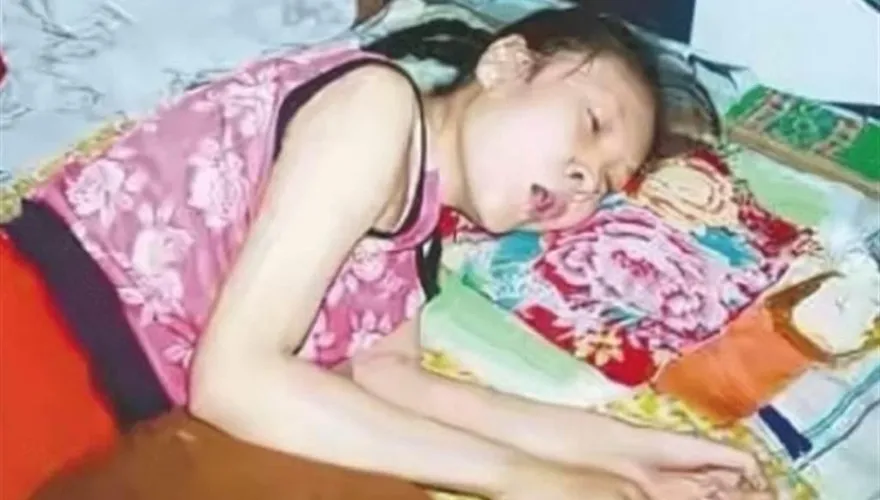 裝病最高境界！35歲女「癱瘓20年」靠家人照顧　監視器揭騙局：假的