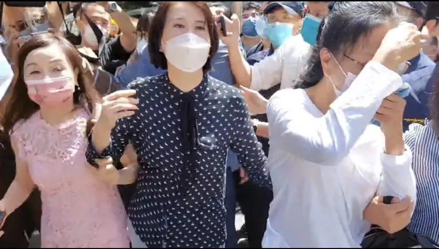 快訊／陰魂不散！張淑娟開告完　周玉蔻再鬧場反遭王鴻薇霸氣架開