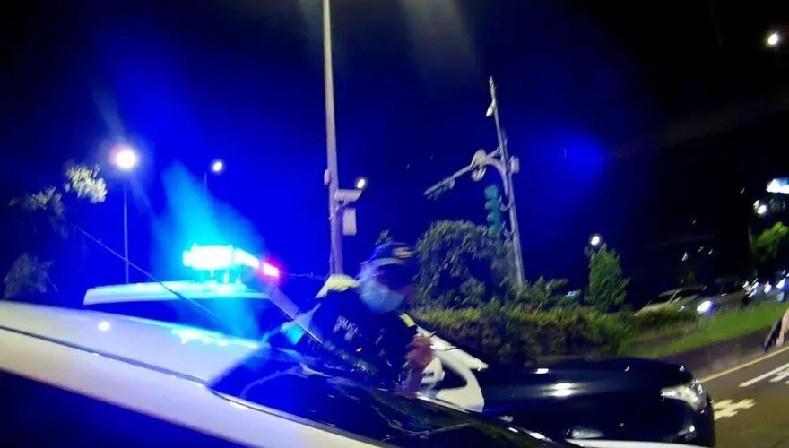 驚險！攜毒開車遇保大警臨檢　男子心虛衝撞路檢點