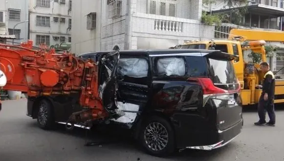 台中豪華「陸上頭等艙」被捅爆畫面曝　幾乎被「長長一條」頭尾貫穿…駕駛險GG