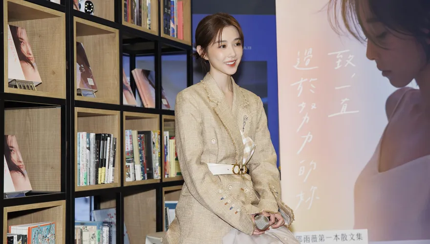 邵雨薇「私房照」藏愛的視角！驚見「意外攝中吳慷仁」　甜曝泰國約會細節