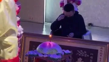 這樣慶生也太莊嚴！壽星遭制服辣妹環繞＋「吹奏樂器」卻一臉肅穆原因曝