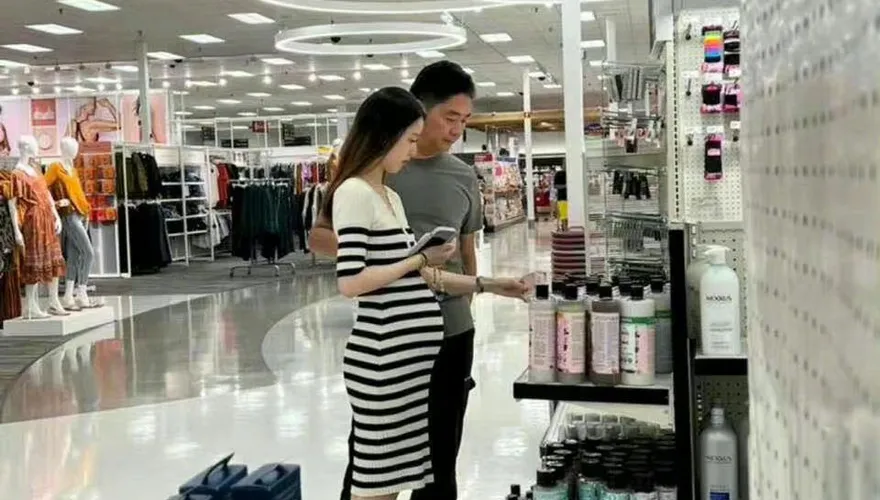 奶茶妹妹又有喜了！甩性侵陰霾　京東劉強東護孕妻在美甜逛超市