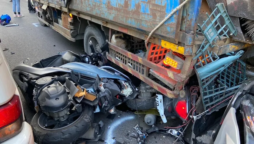 新店山區爆連環車禍　小黃追撞2機車後又撞2車　被撞女騎士竟是越級駕駛