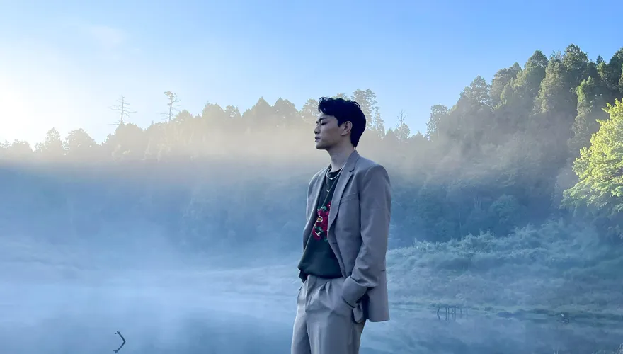 「怪物新人」沒爬過山…帶團隊征服「4座台北101」登頂拍MV！助理竟意外跌落湖