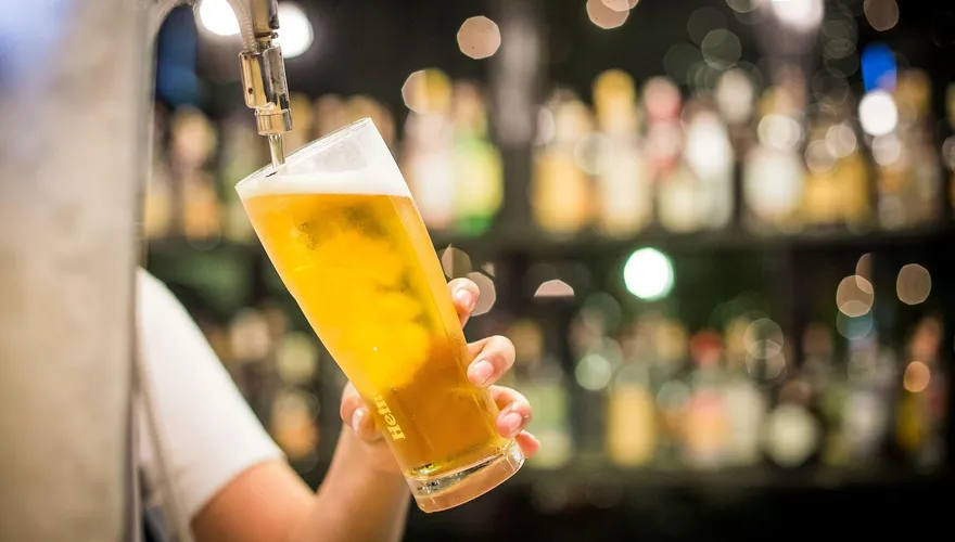 乾杯啦！研究曝「狂灌啤酒」神功效　每天1公升…秒遠離失智