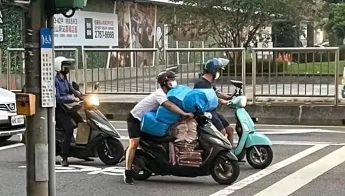 騎士貨物滿到屁股卡握把！　超狂騎姿網友驚呼「只能跪拜了」