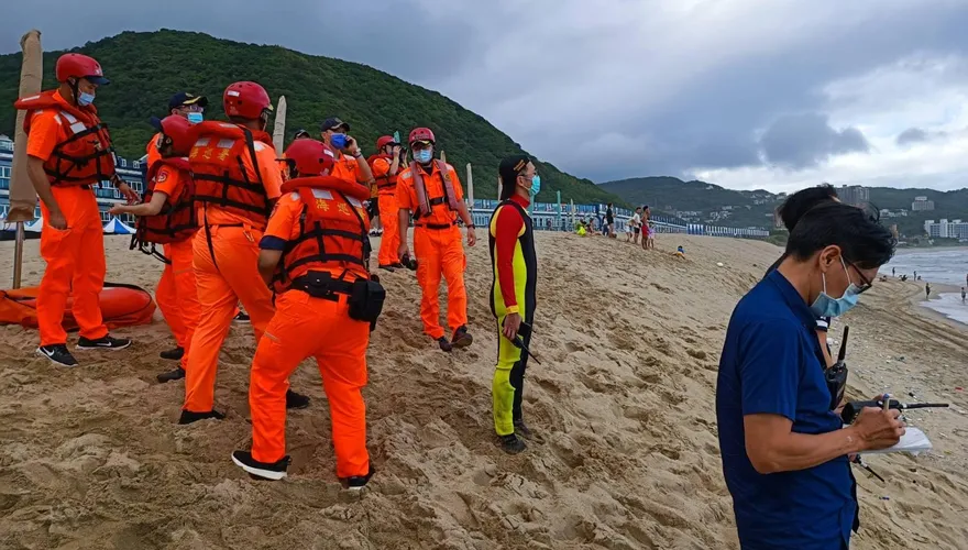 命喪萬里沙灘！兄弟游泳浪捲500m消失19hrs…遺體雙雙被沖上岸