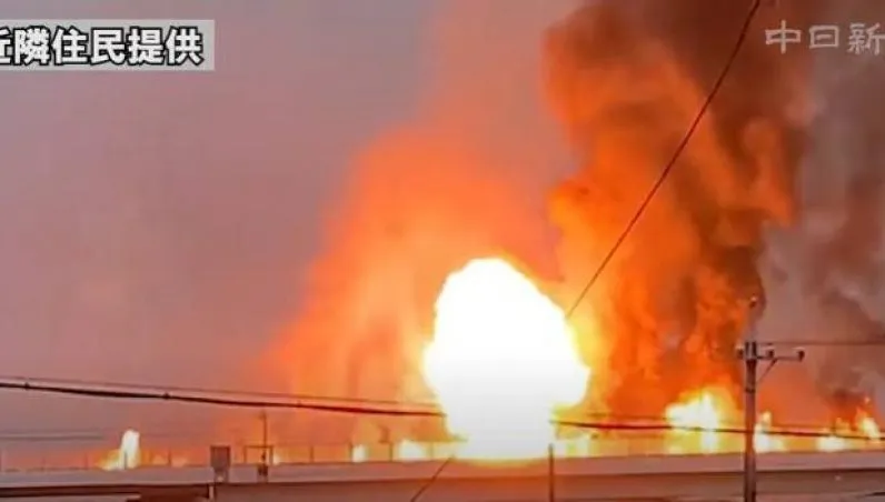 影／3卡車追撞「瓦斯鋼瓶爆炸」！日公路死亡車禍…烈焰沖天釀2死「整條路陷火海」