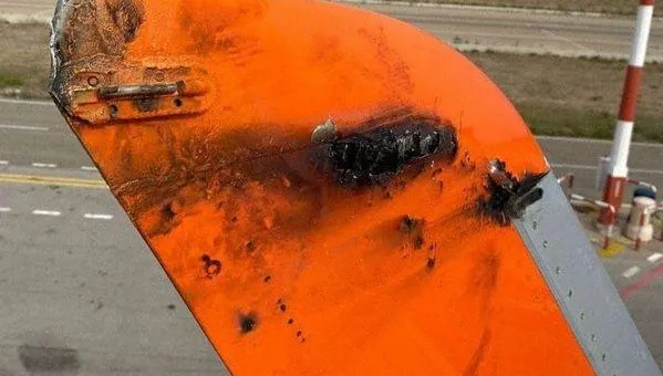 義大利客機飛到一半「被雷擊中」！機翼「燒破2個洞」緊急迫降無人傷